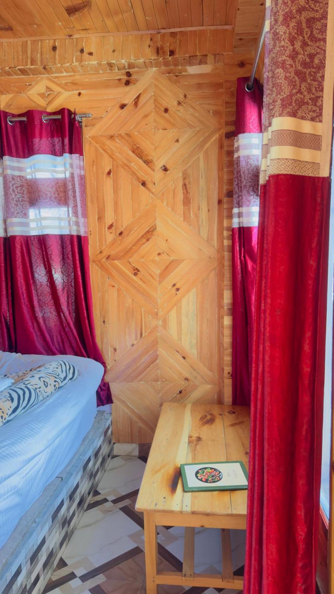 Eyesky, Tosh Hotel Екстериор снимка